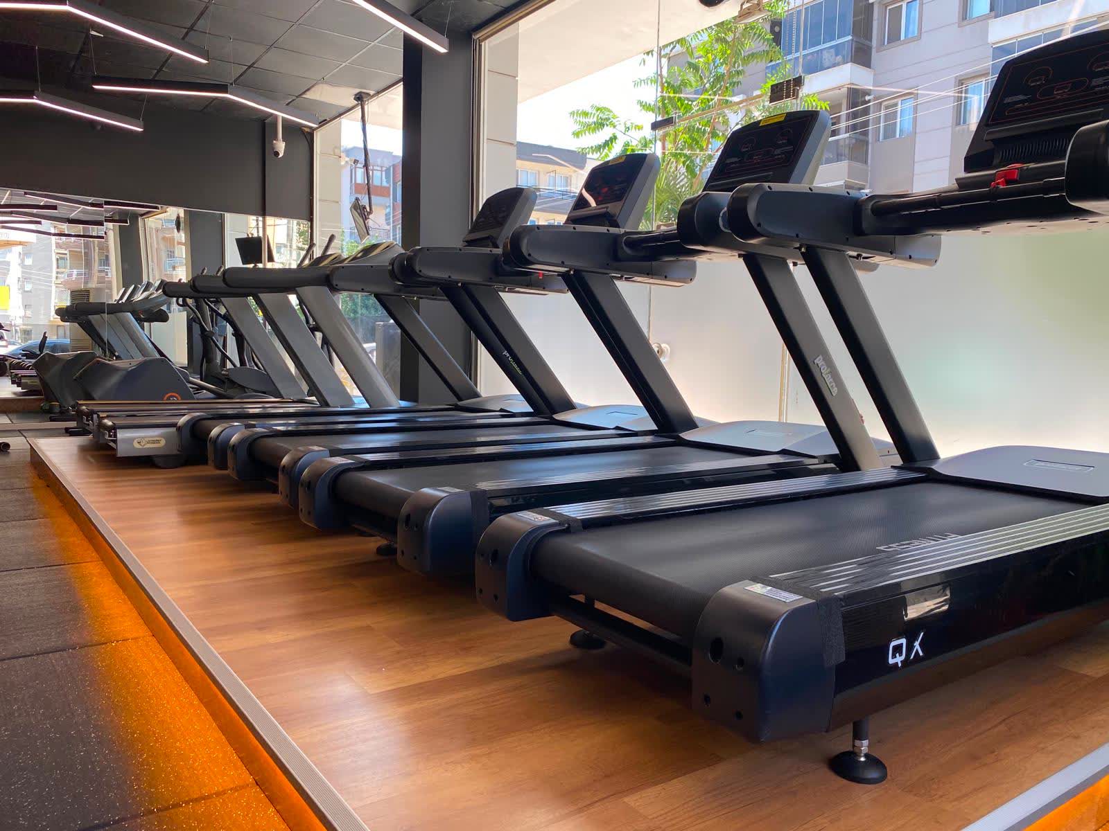 Synergy Fitness koşu bantları ve kardiyo alanı